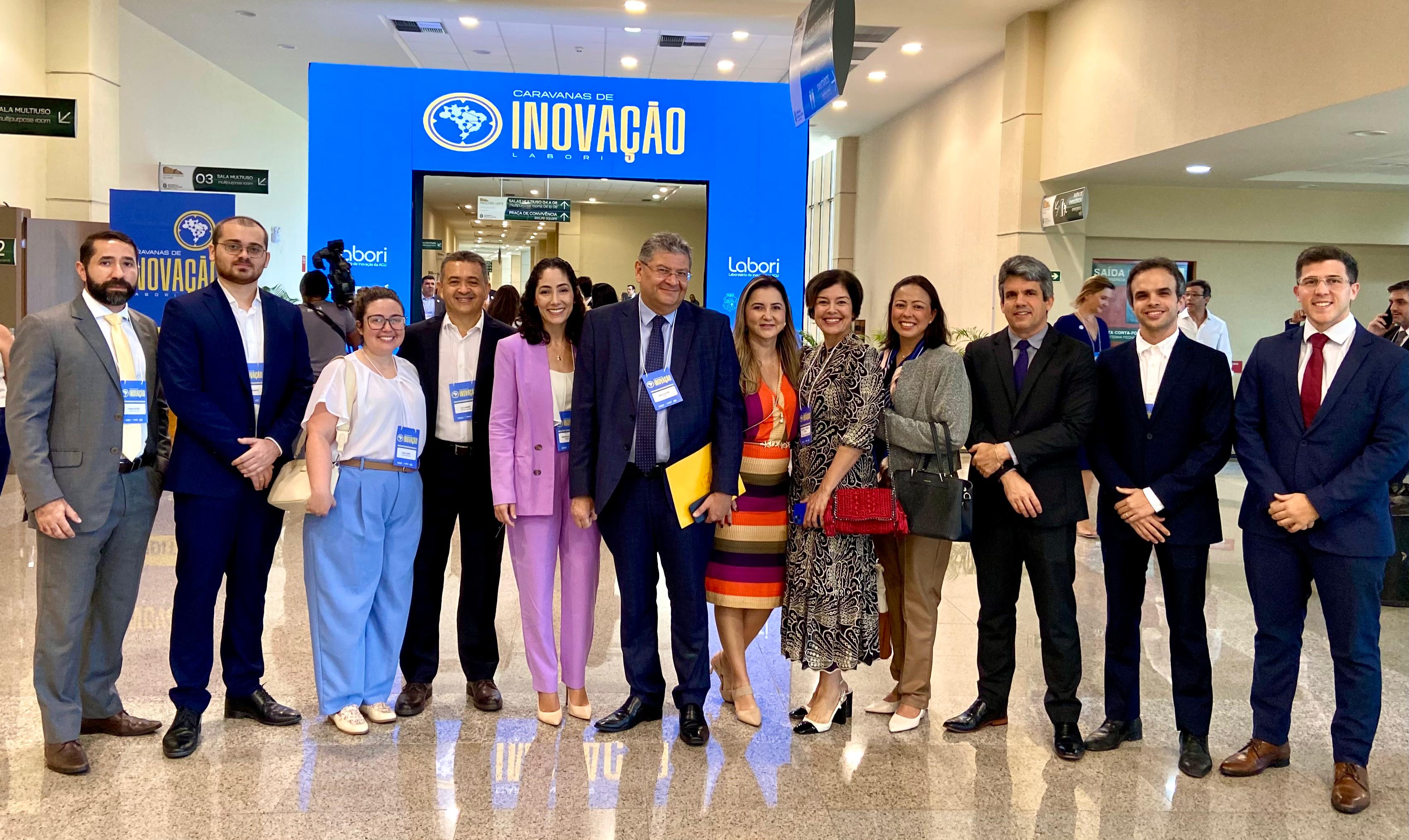 grupo de pessoas posa para a foto